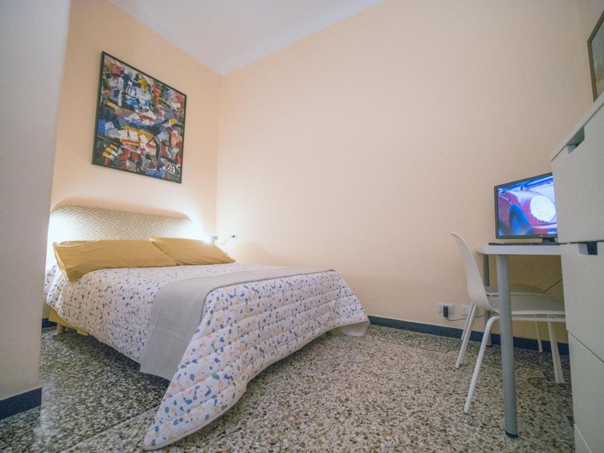 A Due Passi Dal Centro Bed & Breakfast Genoa Exterior photo