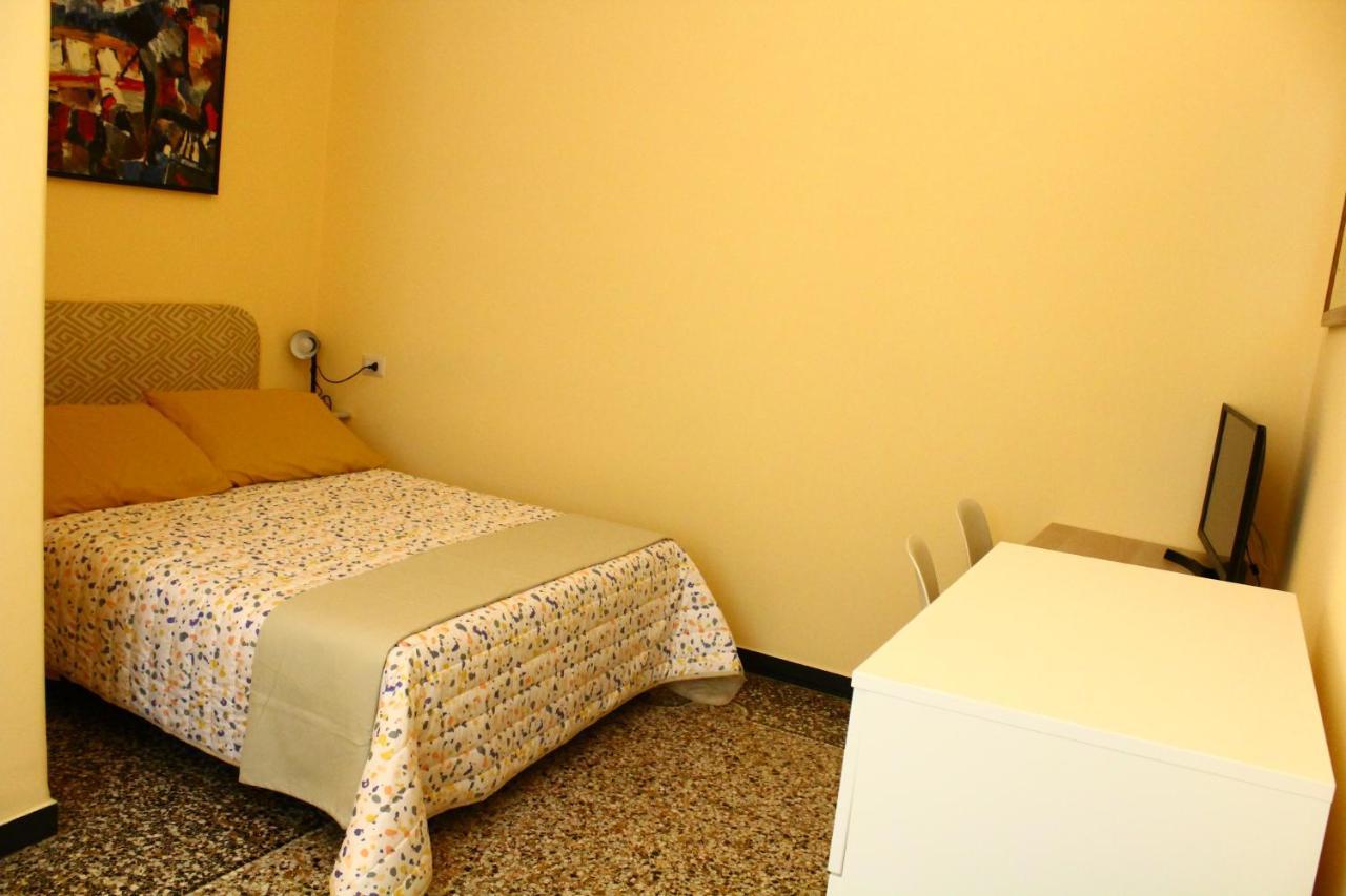 A Due Passi Dal Centro Bed & Breakfast Genoa Exterior photo