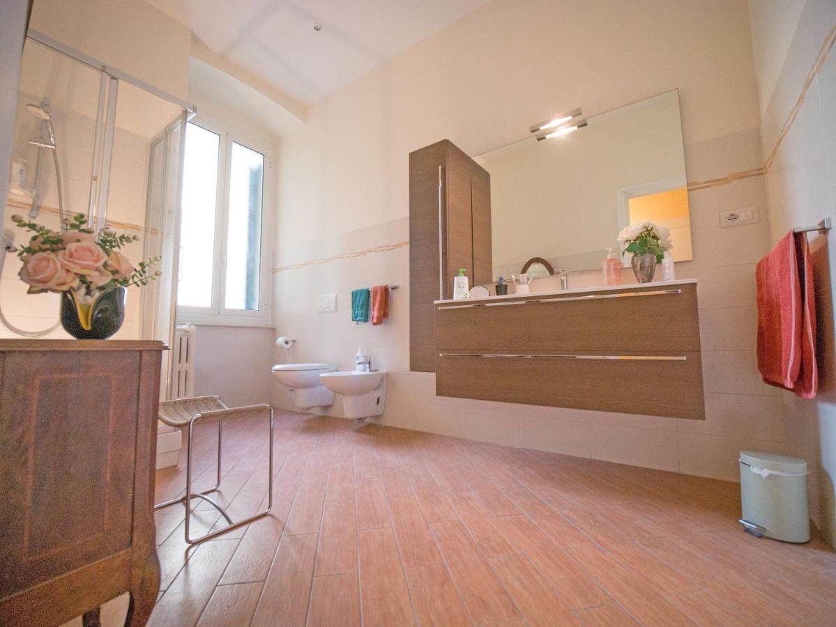 A Due Passi Dal Centro Bed & Breakfast Genoa Exterior photo