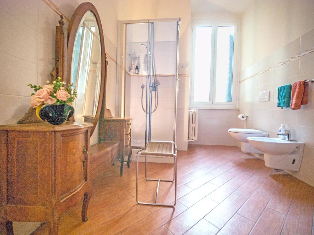 A Due Passi Dal Centro Bed & Breakfast Genoa Exterior photo